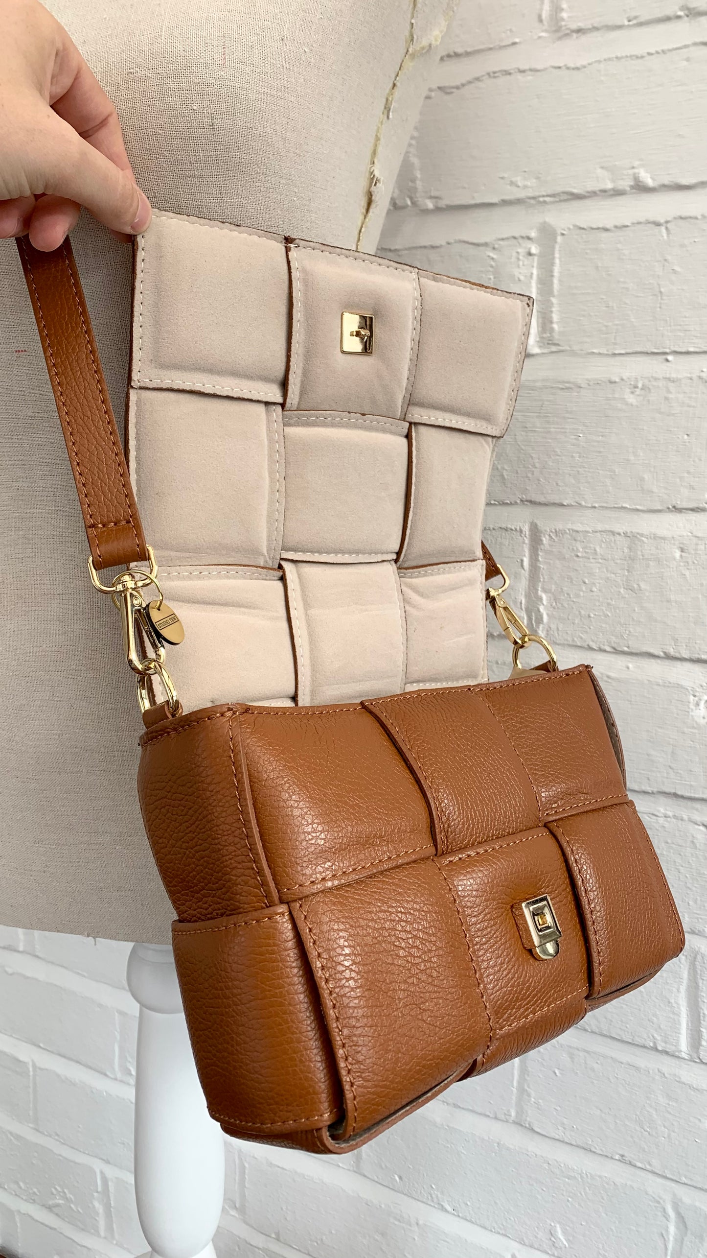 Geflochtene Tasche aus hellbraunem Leder – Polly 