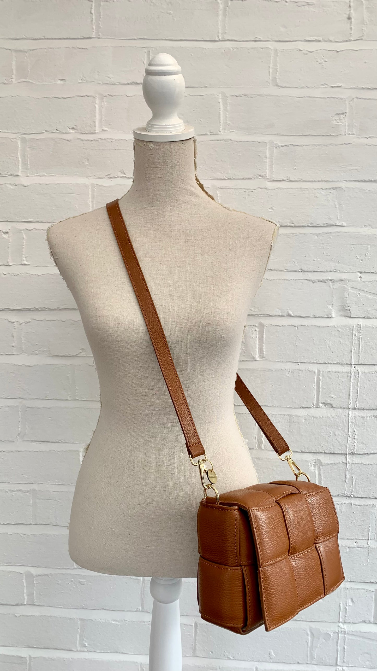 Geflochtene Tasche aus hellbraunem Leder – Polly 