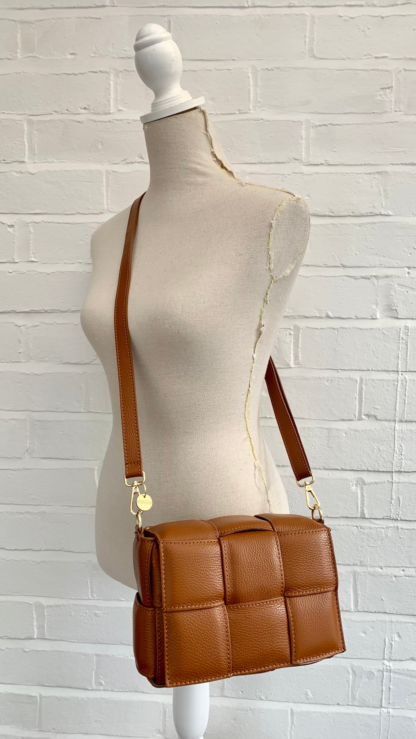 Geflochtene Tasche aus hellbraunem Leder – Polly 