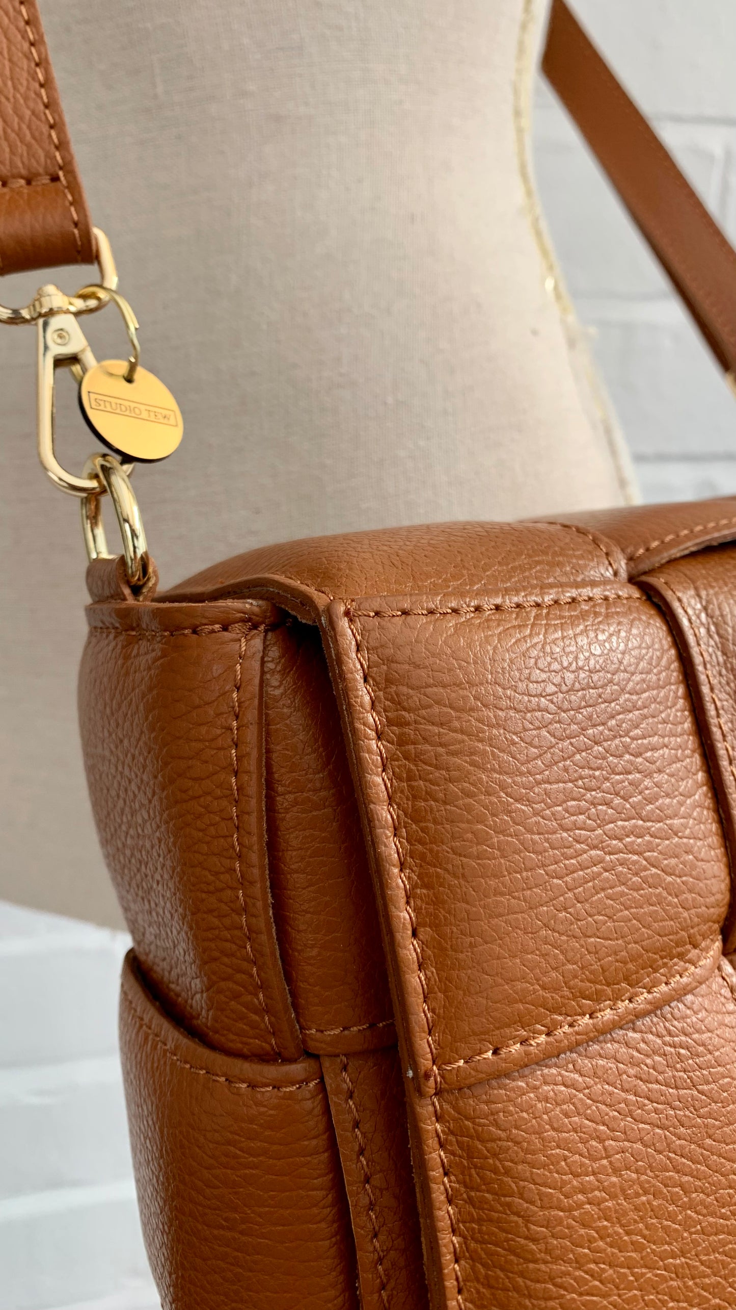 Geflochtene Tasche aus hellbraunem Leder – Polly 