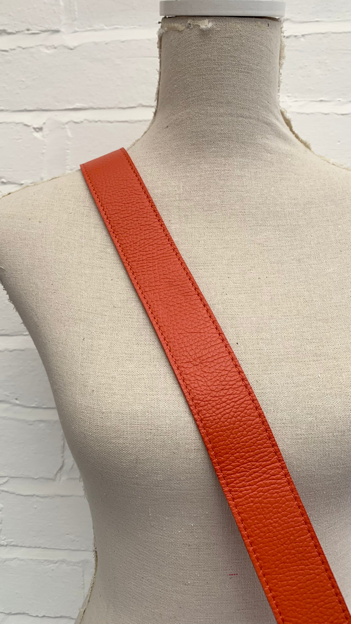 Gebrannte orangefarbene Ledertasche mit doppeltem Reißverschluss – Victoria