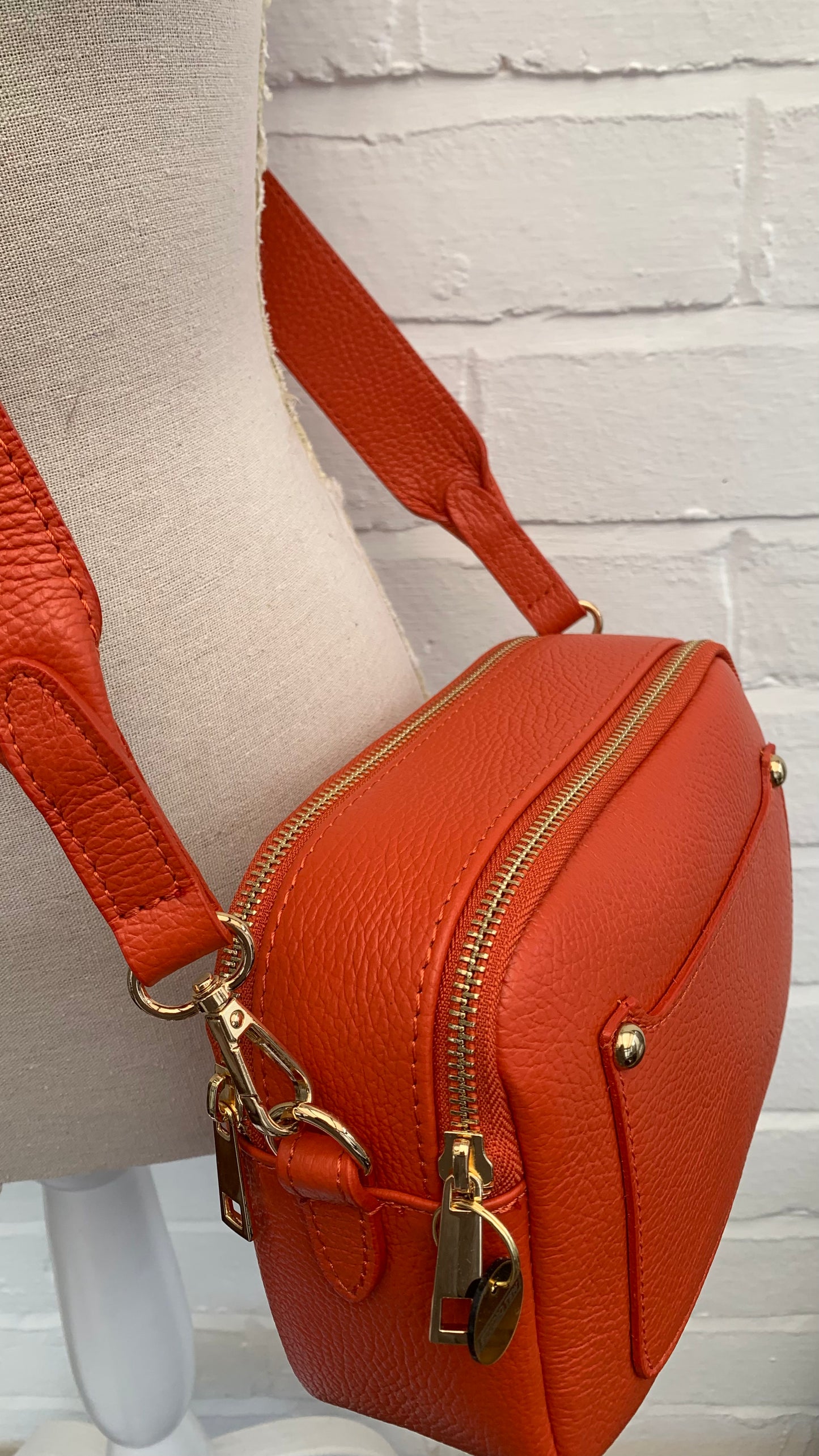 Gebrannte orangefarbene Ledertasche mit doppeltem Reißverschluss – Victoria