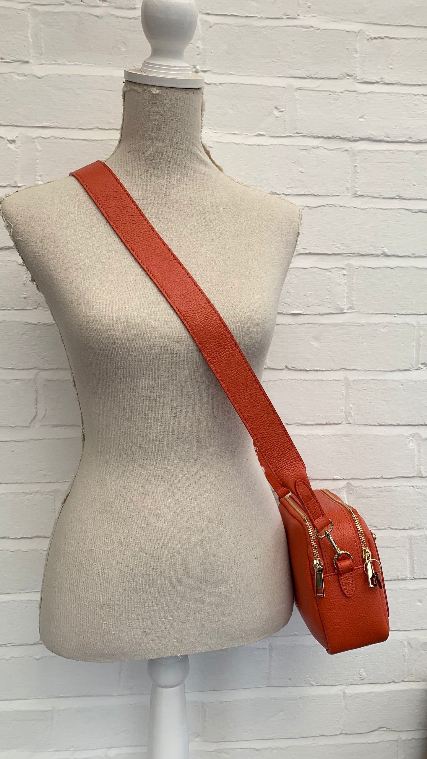 Gebrannte orangefarbene Ledertasche mit doppeltem Reißverschluss – Victoria