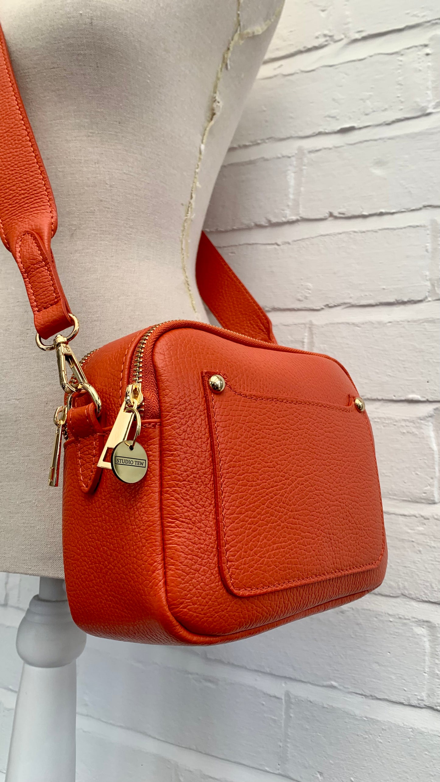 Gebrannte orangefarbene Ledertasche mit doppeltem Reißverschluss – Victoria