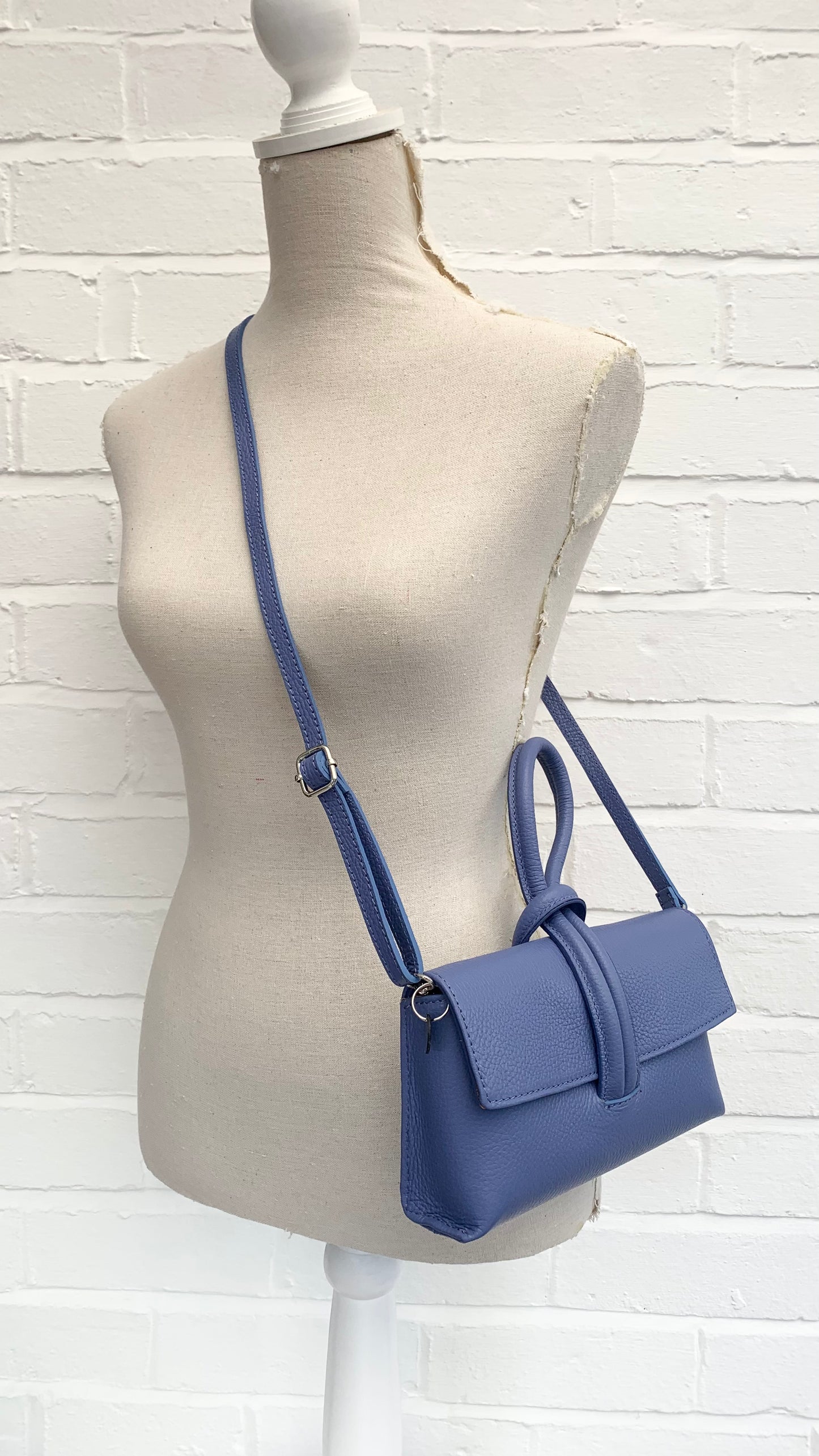 Lilafarbene Ledertasche mit Schlaufengriff – Claris