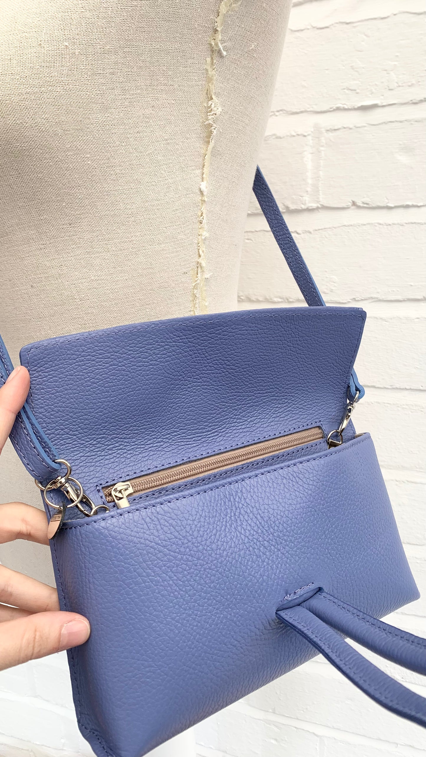 Lilafarbene Ledertasche mit Schlaufengriff – Claris