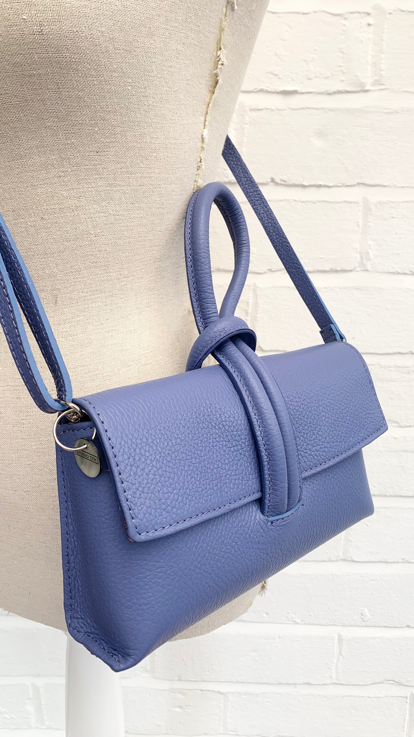 Lilafarbene Ledertasche mit Schlaufengriff – Claris