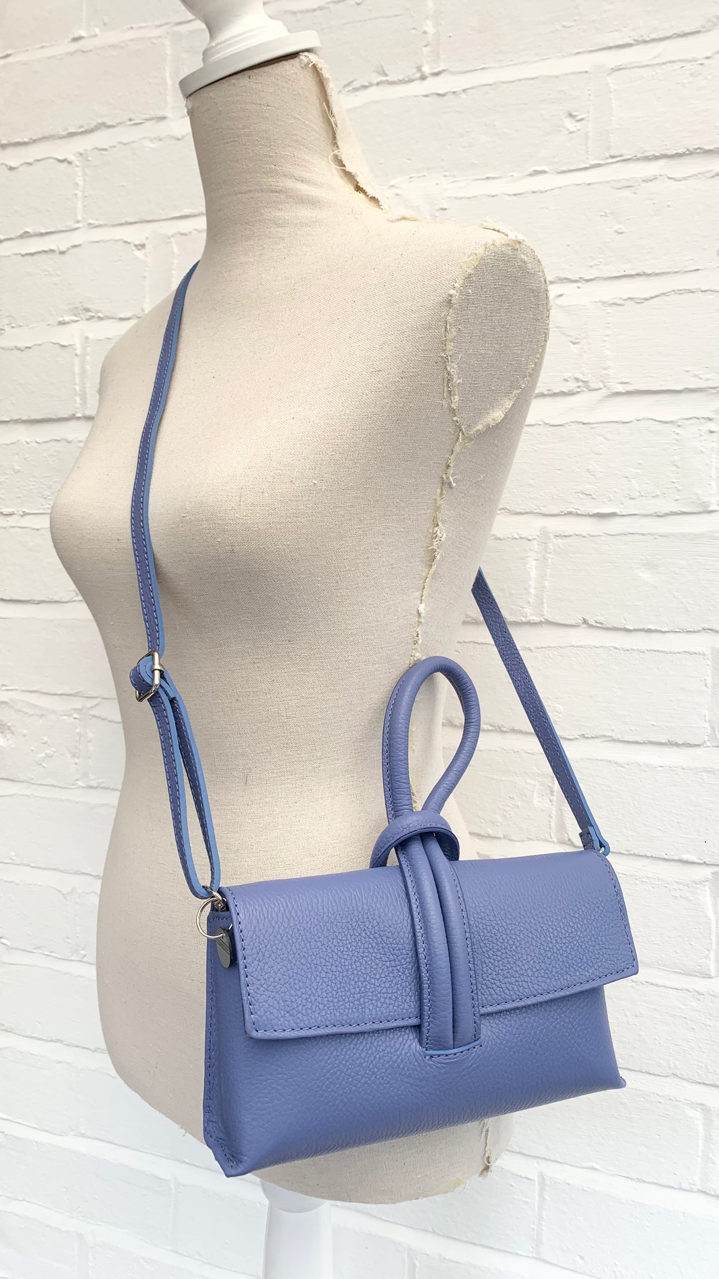 Lilafarbene Ledertasche mit Schlaufengriff – Claris