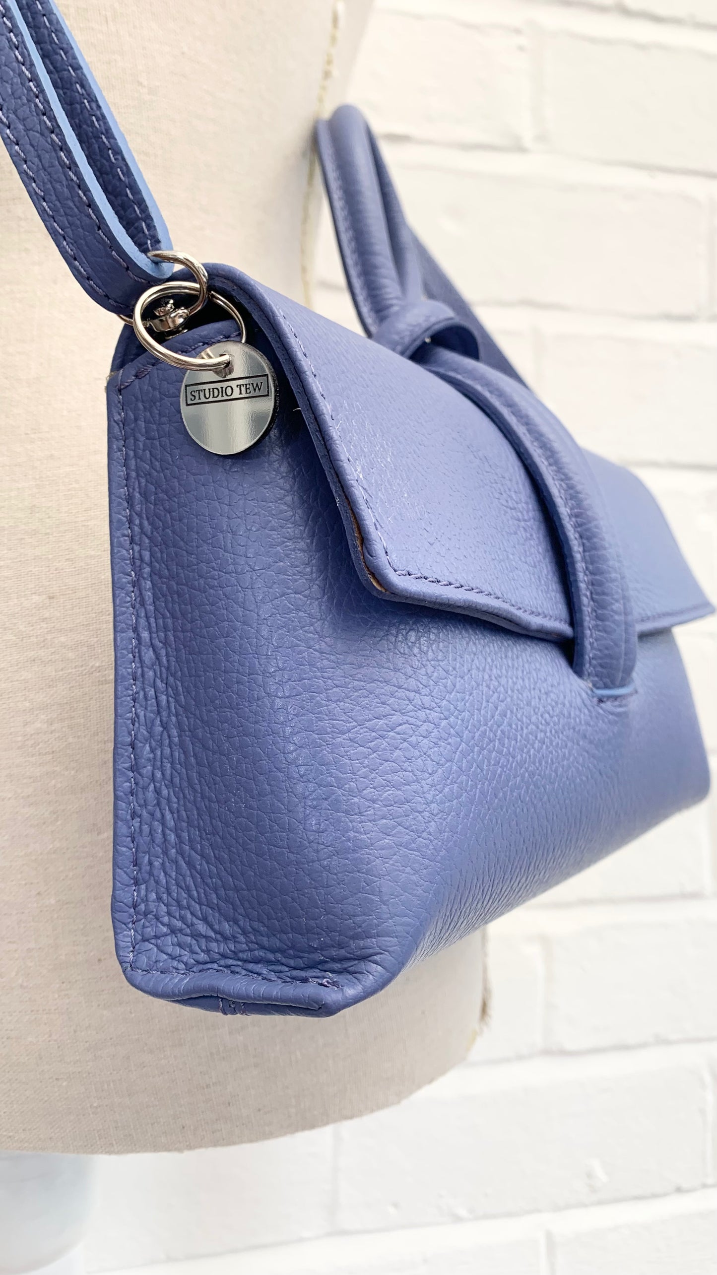 Lilafarbene Ledertasche mit Schlaufengriff – Claris